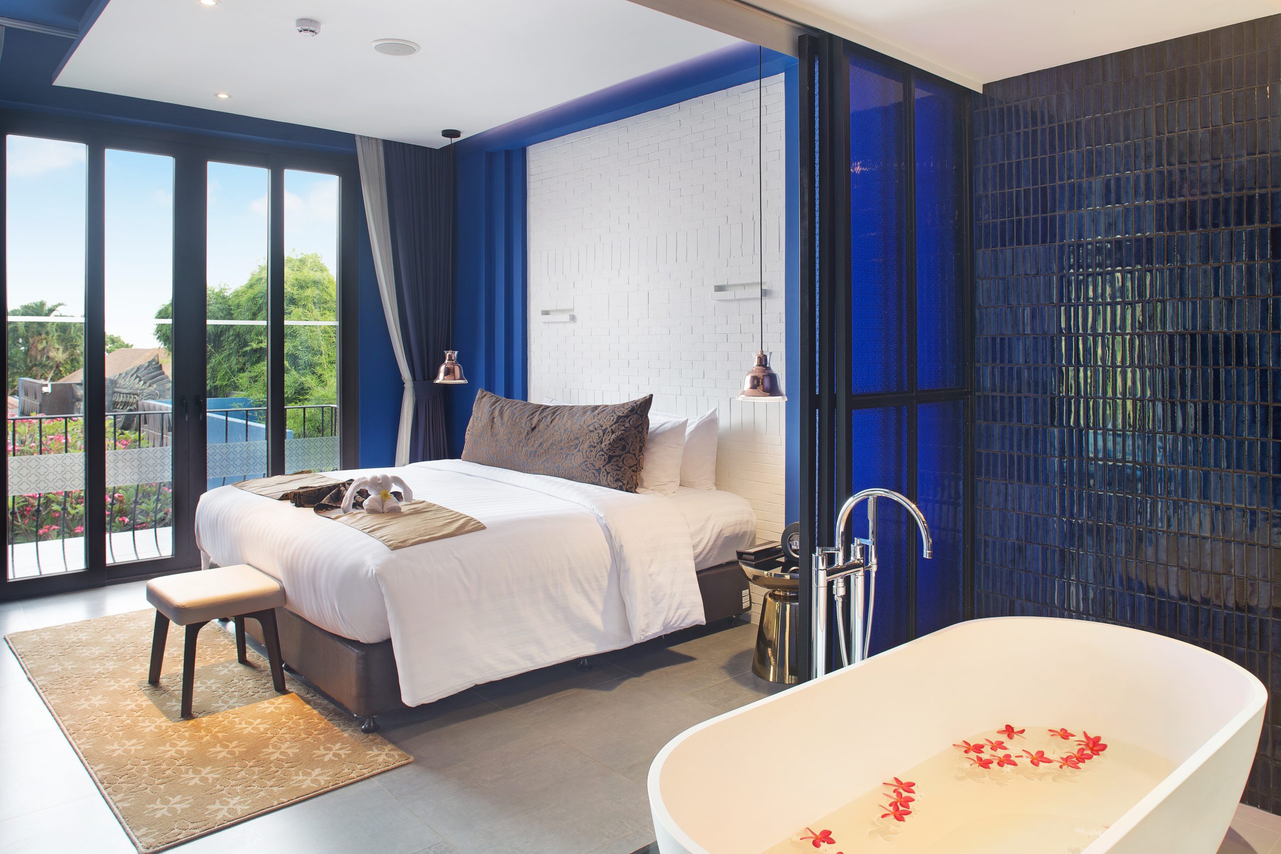 Aksorn Rayong, The Vitality Collection อักษร ระยอง เดอะ ไวทัลลิตี้ คอลเล็คชั่น — รอยัลสวีท
