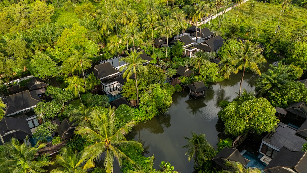Anantara Mai Khao Phuket Villas อนันตรา ไม้ขาว ภูเก็ต วิลล่า — ทางเดินภายในรีสอร์ต