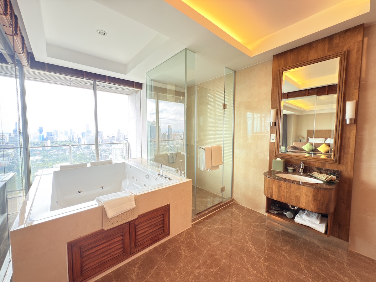คอลัมน์ แบงค็อก โฮเทล Column Bangkok Hotel — จากุซซี่สวีท