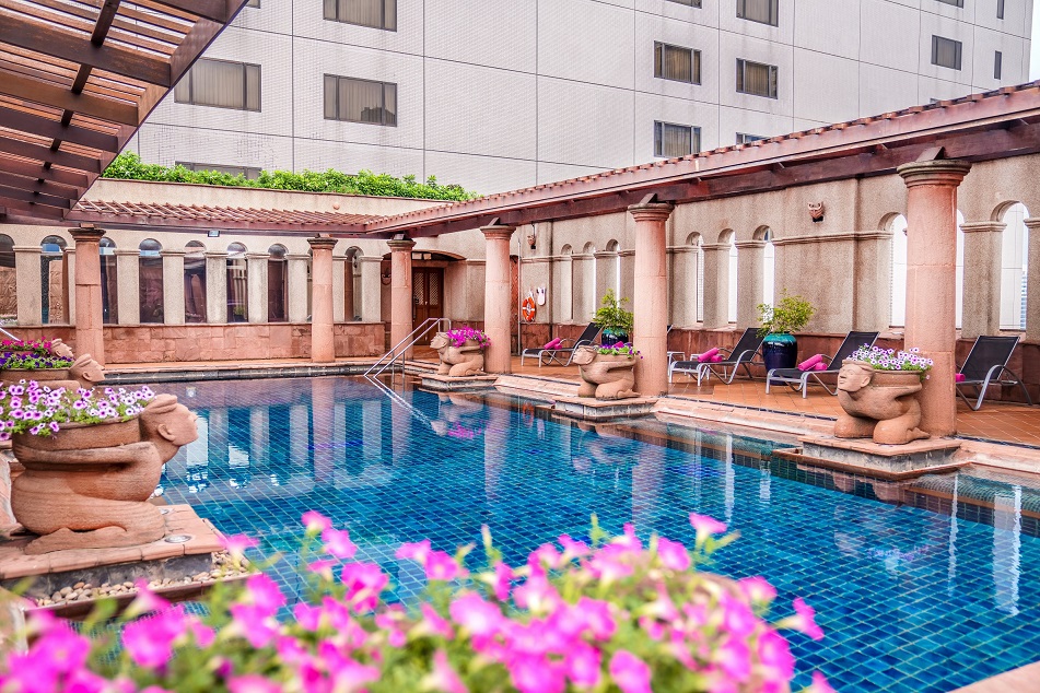 โรงแรมคราวน์ พลาซ่า กรุงเทพฯ ลุมพินี พาร์ค Crowne Plaza Bangkok Lumpini Park — สระว่ายน้ำ