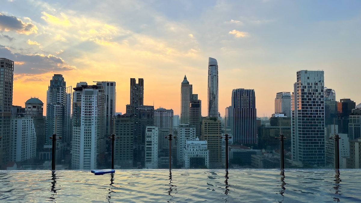 โรงแรมอินดิโก้ กรุงเทพ ถนนวิทยุ Hotel Indigo Bangkok Wireless Road by IHG — สระว่ายน้ำ