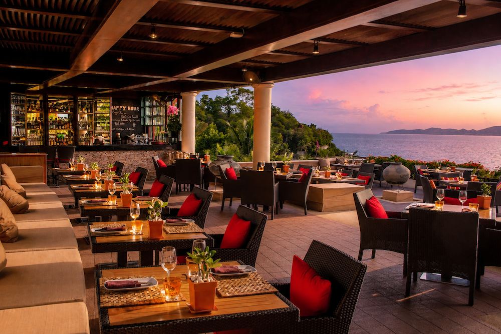 อินเตอร์คอนติเนนตัล พัทยา รีสอร์ท InterContinental Pattaya Resort — ระเบียงรับประทานอาหารริมผา