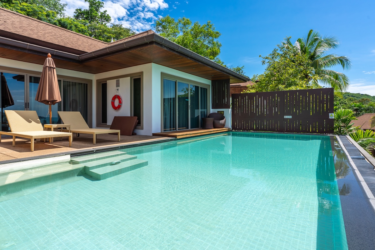 วิลล่า ทานตะวัน รีสอร์ท Villa Tantawan Resort Phuket — สระว่ายน้ำ